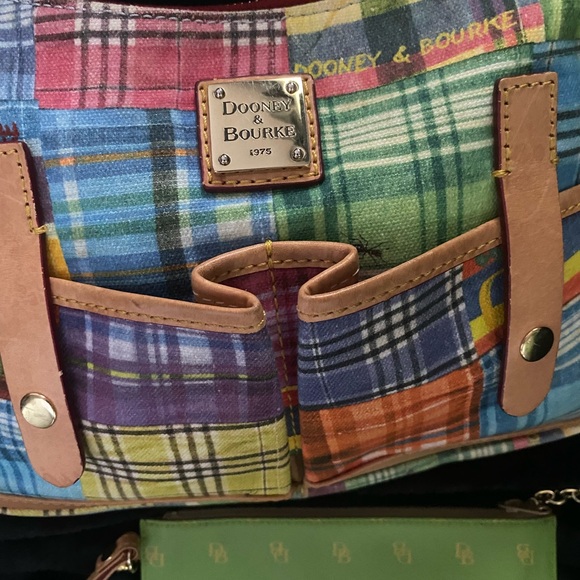 DOONEY & BOURKE “Ants at a Picnic” bag with wristlet and dust bag included. - Picture 6 of 11